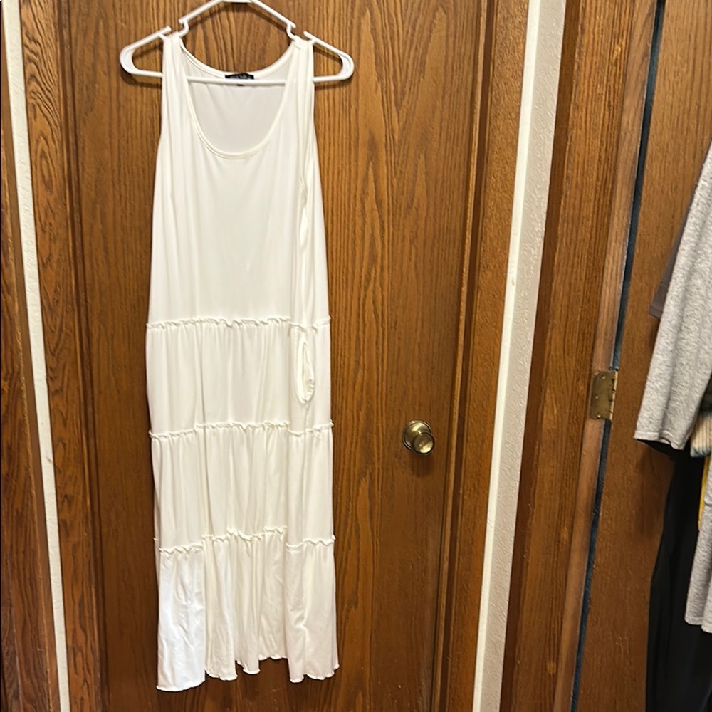 Elegant White Sleeveless Dress w/Pockets